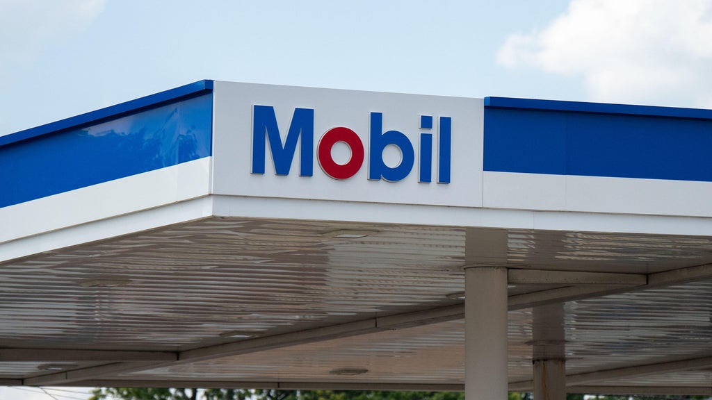 Woman pumping gas at Florida gas station set on fire by stranger, police say — CBS Miami, Pinecrest Health news