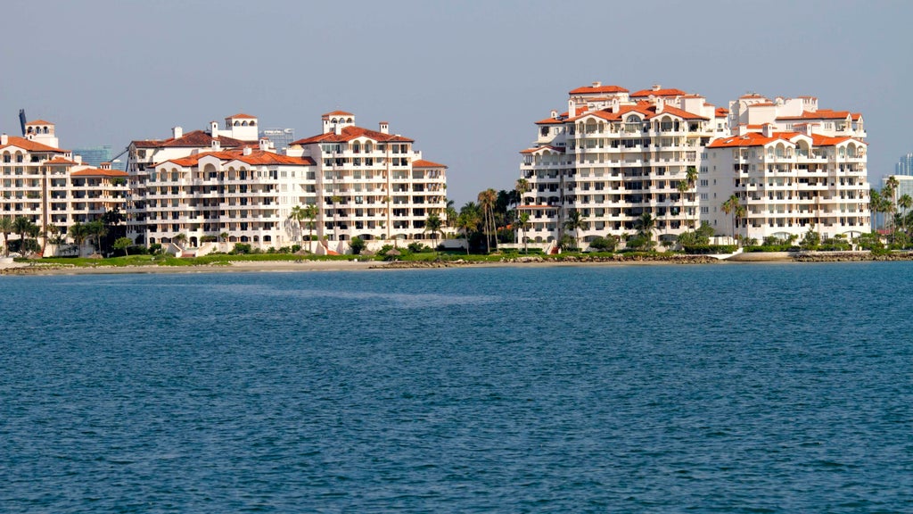 Man struck by boat propeller while in water off Miami Beach marina, FWC says — CBS Miami, Pinecrest Health news