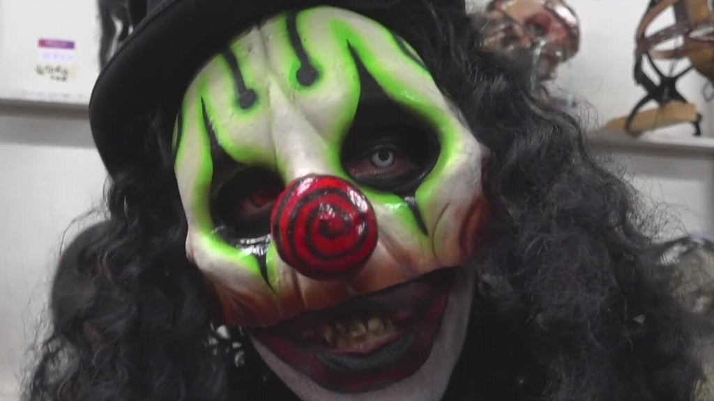 Scare actor trades ice sales for Halloween mayhem at Jungle Island's Horrorland — CBS Miami, Pinecrest Business news