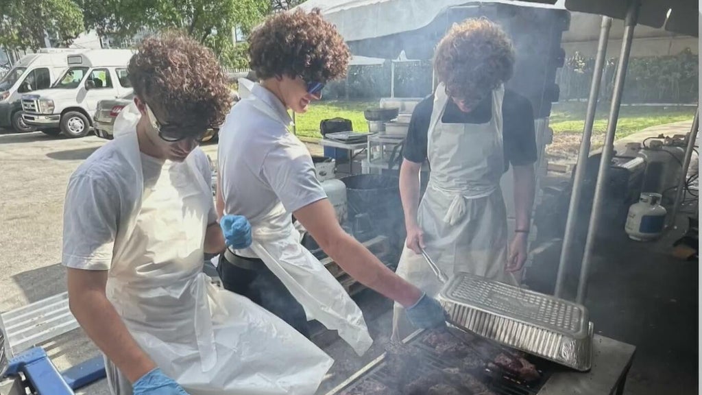Miami high school students serving up more than just a hot meal for those in need — CBS Miami, Pinecrest Schools news
