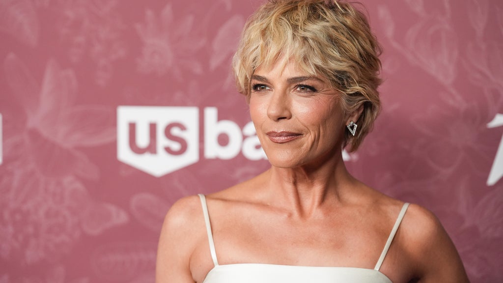 Actress Selma Blair arrested after allegedly biting flight attendant, being restrained on flight from LAX to JFK, source says — CBS Miami, Pinecrest Health news