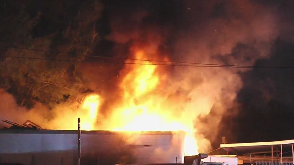 Massive fire breaks out at mobile home in West Little River — CBS Miami, Pinecrest Community news