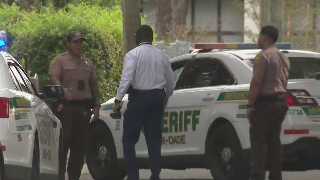 Man found dead in lot behind South Florida church after workers notice foul odor — CBS Miami, Pinecrest Health news