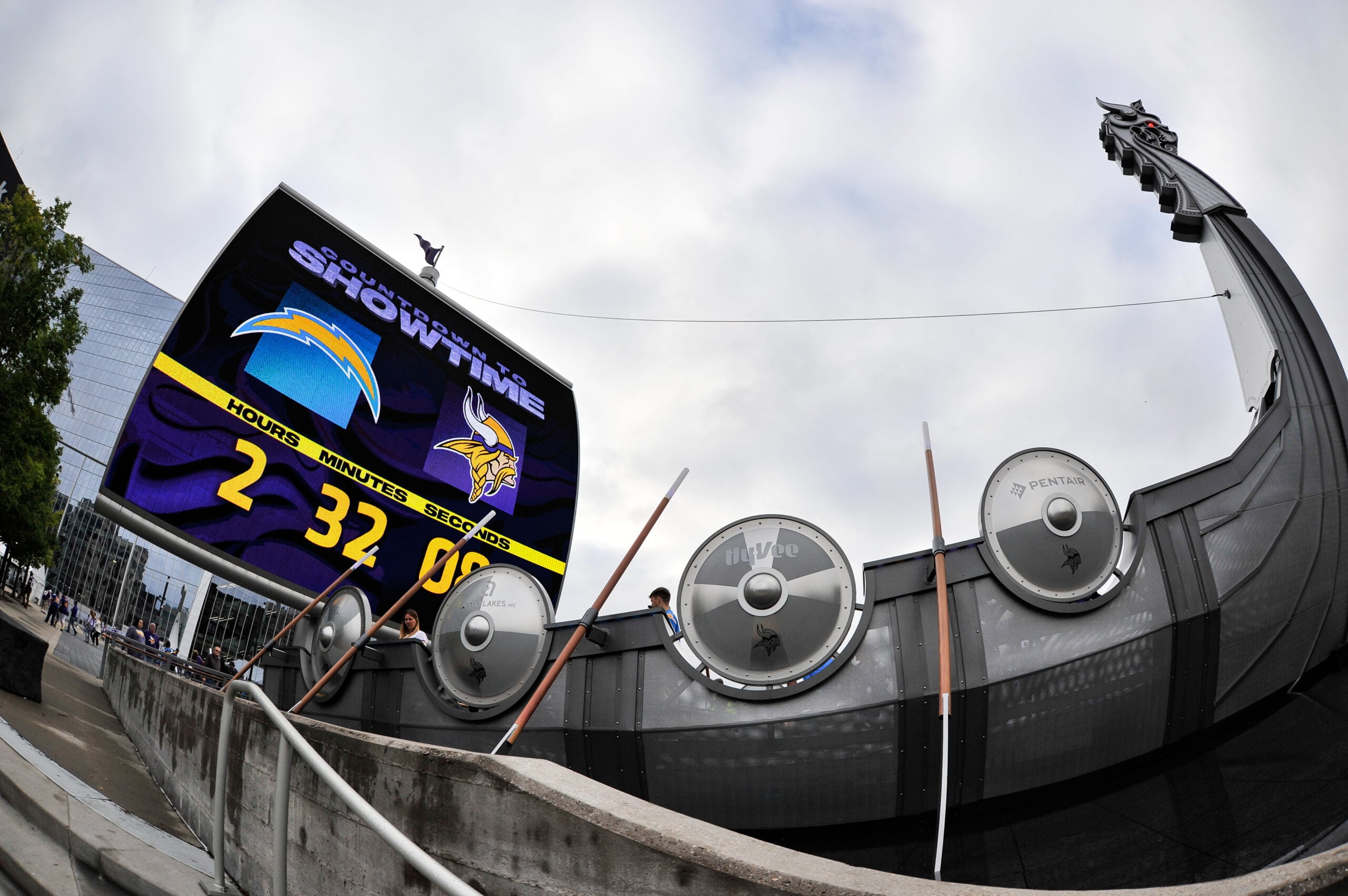 The Vikings’ Front Office Should at Least Make a Phone Call — Vikings Territory, Pinecrest Arts news