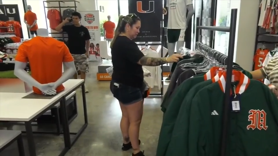 Canes fans celebrate University of Miami’s number one ranking — WSVN 7 Miami-Dade, Pinecrest Sports news